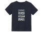 Een donkerblauw T-shirt met de tekst 'Summer Beach Ocean Wave'.