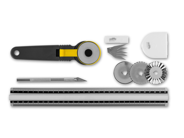 Een rolmes, liniaal, snijbladen en ronde messen voor het snijden van stof.