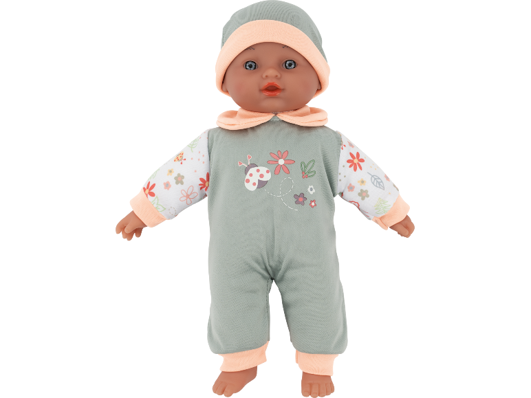Babypop gekleed in een groene pyjama en een bijpassende muts.