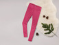 Roze leggings op een wit vachtkleed