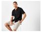 Mannequin in zwart poloshirt en beige shorts.