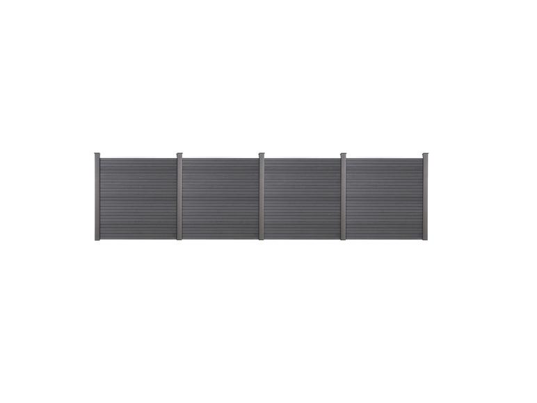 Grijze houten schutting met vier palen.