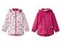 Twee kinder regenjassen, één met bloemenprint, de andere roze.