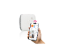 Witte slimme rookmelder verbonden met een smartphone-app die huisapparaten toont.