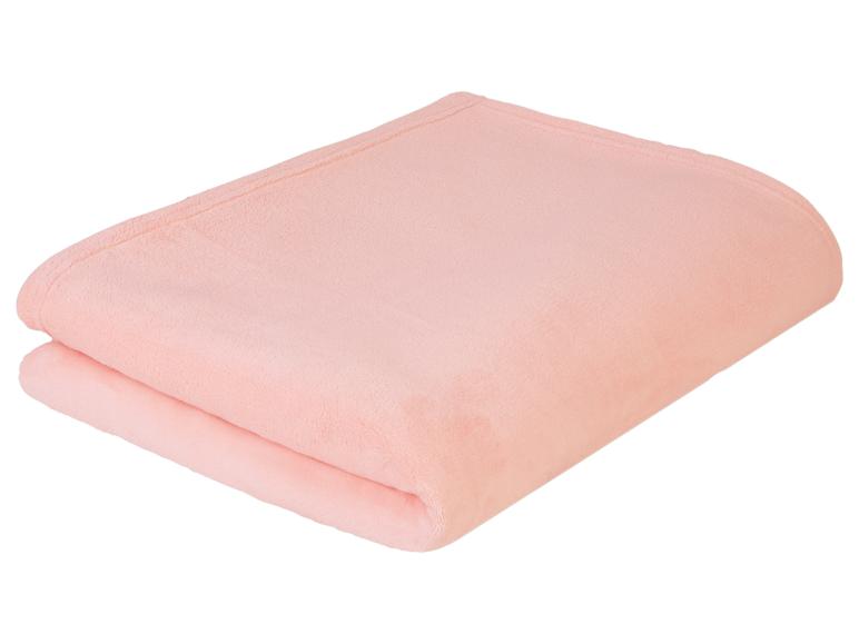 Zachte, lichtroze deken, comfortabel en zacht.