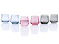 Zes glazen in verschillende kleuren, waaronder roze, grijs en blauw.