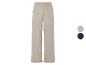 Beige broek met twee zijzakken.