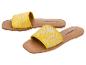 Gele sandalen met wit geometrisch patroon en lichtbruine zool.