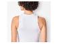 Een vrouw draagt een witte tanktop met een racerback.