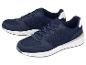 Paar marineblauwe en witte sportschoenen met mesh en synthetisch lederen details.