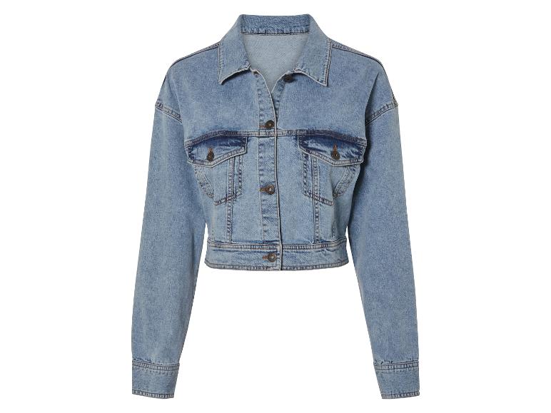 Een lichtblauwe denim jas met lange mouwen.