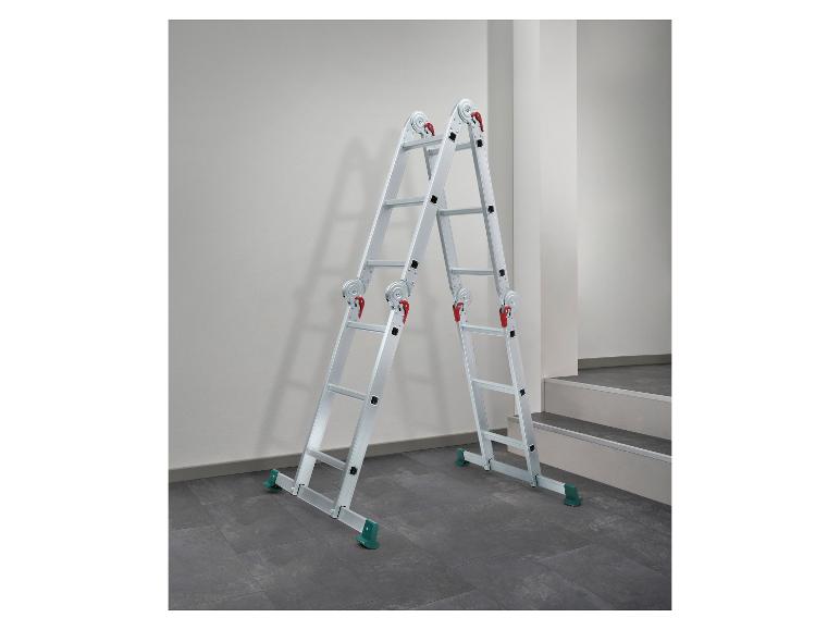 Opvouwbare A-ladder met antislipvoeten op een donkere vloer.