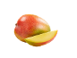 Hele mango en mangoschijf op zwarte achtergrond.