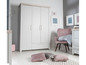 Een witte kledingkast met drie deuren en een lade, een roze stoel en decoratieve kussens.