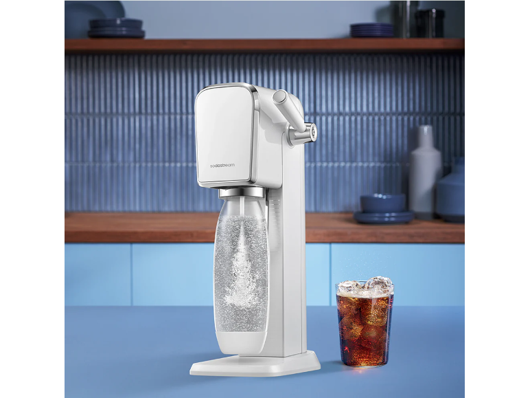 Witte bruiswatermaker met een fles koolzuurhoudend water en een glas cola.