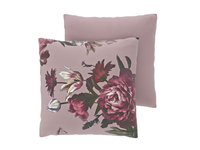 Twee kussens, één met bloemenprint en één effen roze.