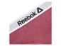 Detail van roze sportkleding met een witte Reebok tailleband.