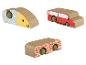 Drie katten speeltjes in de vorm van een vis, auto en muur met kattengras ballen.