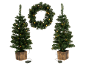 Twee voorverlichte kunstkerstbomen in vierkante plantenbakken en een bijpassende voorverlichte krans.