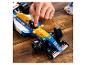 Een hand van een persoon die een blauw en geel Lego Williams Formule 1 raceauto model aanpast.