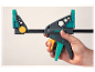 Een Wolfcraft klem wordt in de hand gehouden.