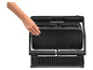 Een zwarte grill met open deksel, klaar voor gebruik.