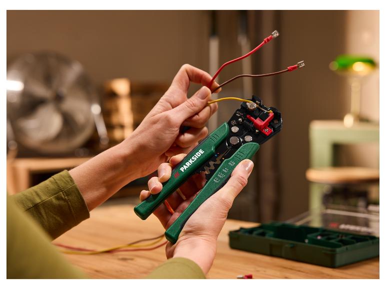 PARKSIDE automatische striptang- en krimptangset in gebruik op een kabel.