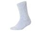 Lichtblauwe badstof sok op een witte achtergrond