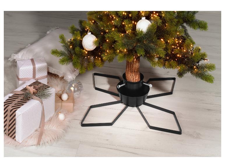 Kunstkerstboom met verlichting, decoraties en cadeaus.