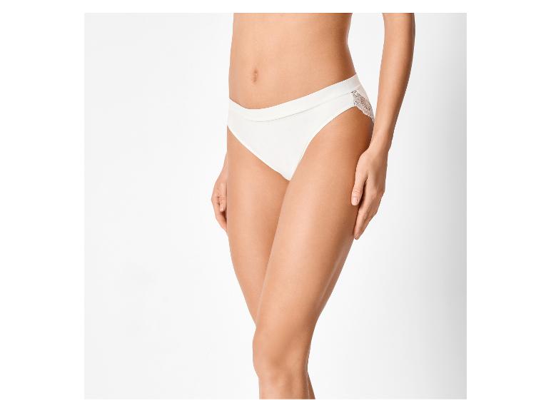 Vrouw in witte slip met kanten details, vanaf de taille naar beneden.