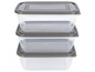 Drie stapelbare, vierkante, transparante plastic bewaardozen met grijze deksels.