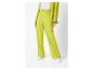 Limegroene broek en blazer: stijlvolle, moderne look.
