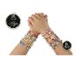 Handen met 24 kleurrijke letterkraalarmbanden, inclusief 5 dubbele armbanden en 15 bedeltjes.
