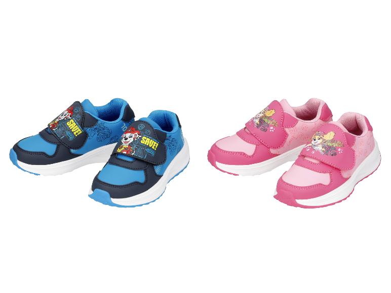 Kindersneakers, blauw met brandweerman en roze met vliegende hond motief.