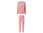 Roze damespyjama met lange mouwen en stippenbroek.