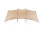 Een beige Grand Canyon tent met rode touwen.