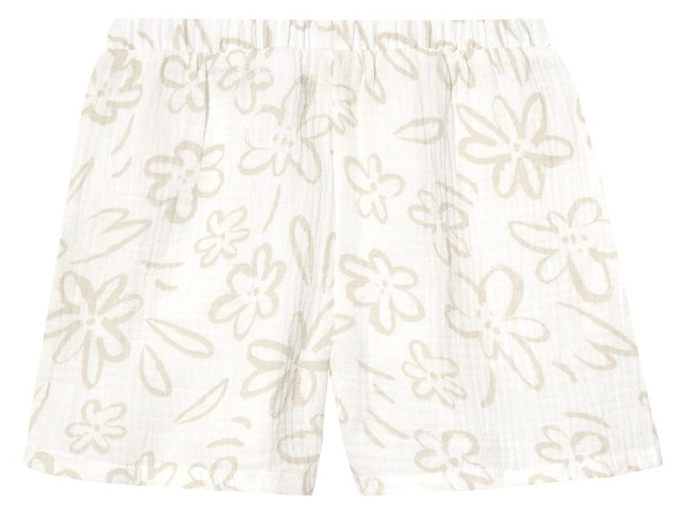 Baby shorts met een lichtbeige bloemenprint op een witte achtergrond.