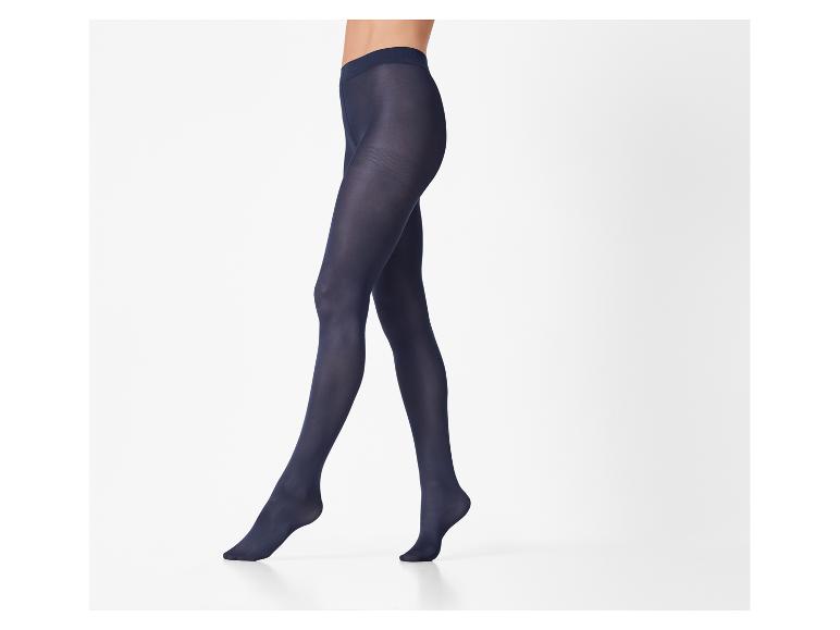 Donkerblauwe panty op een model, staand met licht gespreide benen.