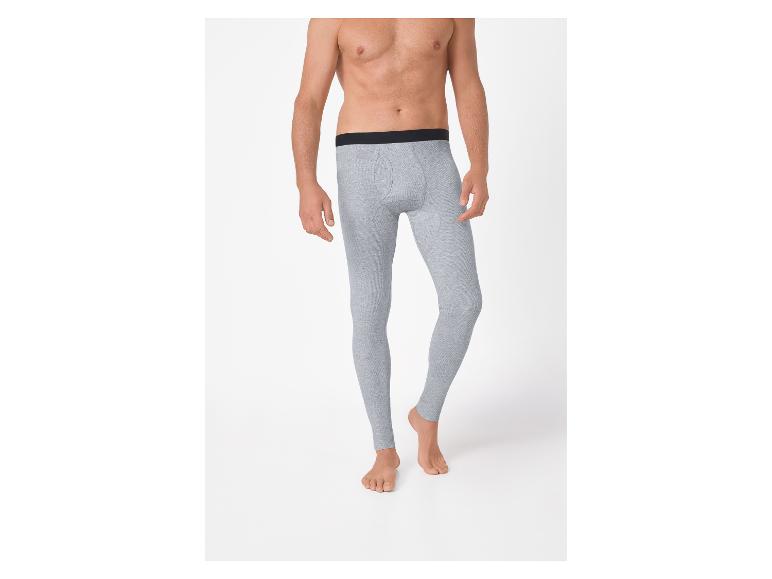 Man in grijze geribbelde lange onderbroek met zwarte elastische tailleband.