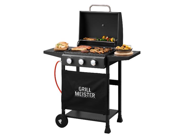 Grill Meister gasbarbecue met worsten, spiesen en geroosterde aardappelen.