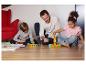 Familie speelt met wiskundige blokken op de vloer.