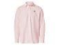 Roze overhemd met lange mouwen en knopen, met een klein zwart geborduurd paard-en-ruiterlogo.