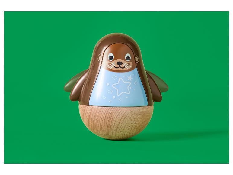 Een bruin en blauw zeehondvormig roly-poly speeltje met een houten basis.