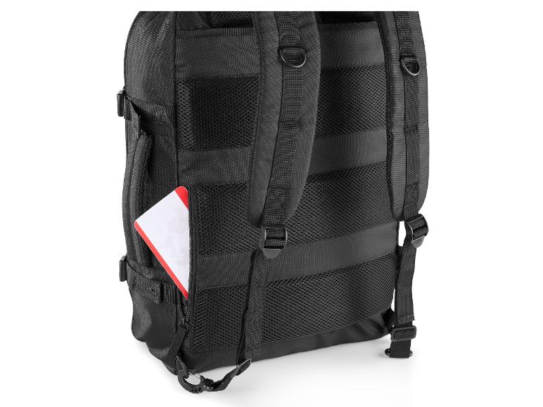 Achterkant van een zwarte rugzak met gewatteerde banden en een gaasvak met een rood boek.