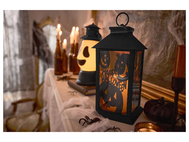 Halloween lantaarns en decoraties op een schoorsteenmantel.