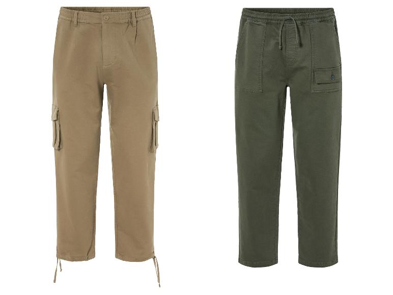 Twee broeken: een beige cargo broek en een groene broek met trekkoord.