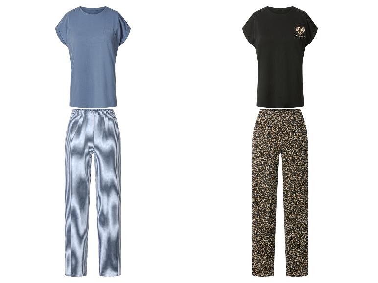 Twee pyjamasets: een blauwe met gestreepte broek en een zwarte met luipaardprint broek.