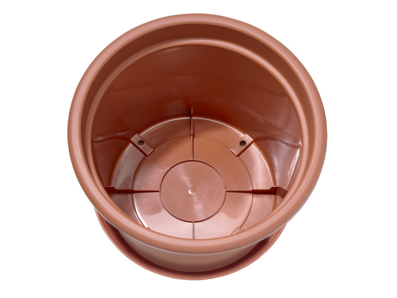 Een bruine plastic plantenpot met een schotel.
