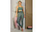 Vrouw in groene sportbeha en leggings met roze yogamat.