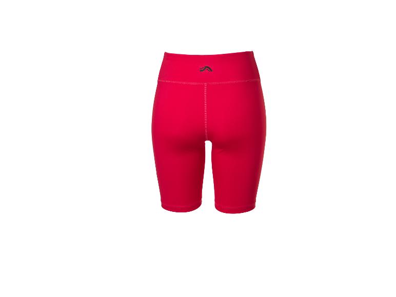 Achterkant van rode fietsbroek met zwart logo op de tailleband.